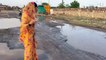 VIDEO : राजस्थान कांग्रेस की इस महिला नेत्री ने बता डाली टूटी-फूटी सड़कों की ग्राउंड रियलिटी