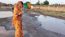 VIDEO : राजस्थान कांग्रेस की इस महिला नेत्री ने बता डाली टूटी-फूटी सड़कों की ग्राउंड रियलिटी