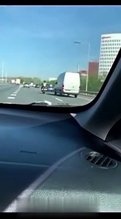 Allemagne: Un motard frappe le rétro d'un livreur et se fait vite calmer !