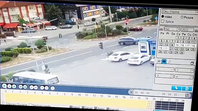 Motosikletli sürücü kavşakta otomobile çarptı