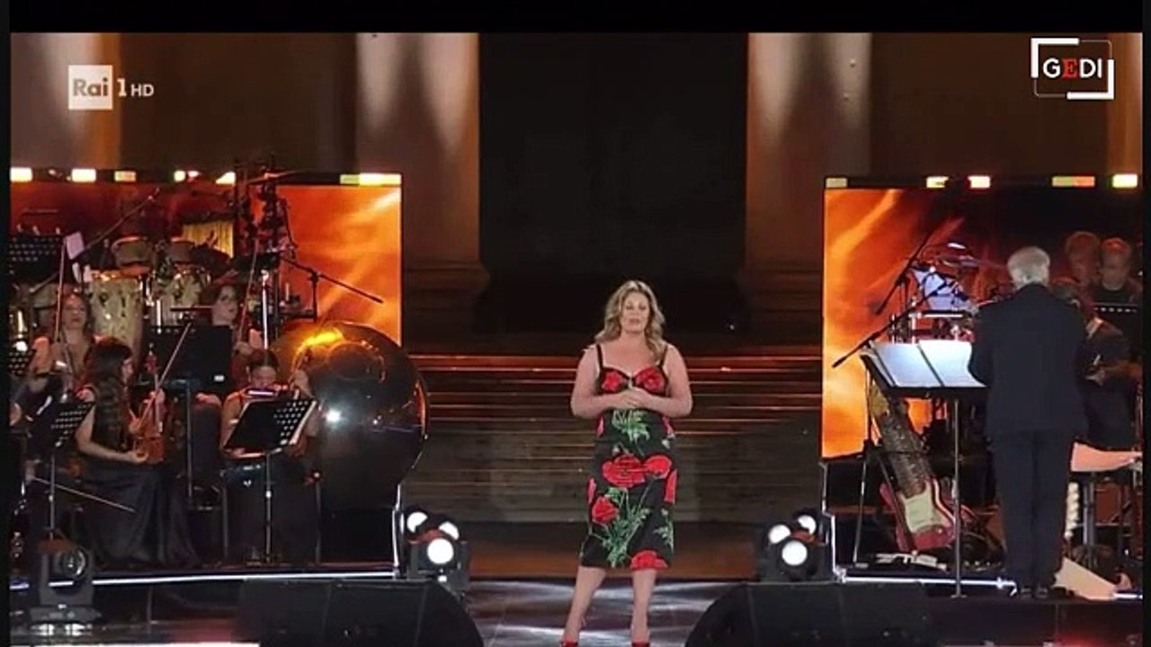 Napoli, il pubblico canta "Sei bellissima" a Vanessa Incontrada durante lo show di Gigi D'Alessio
