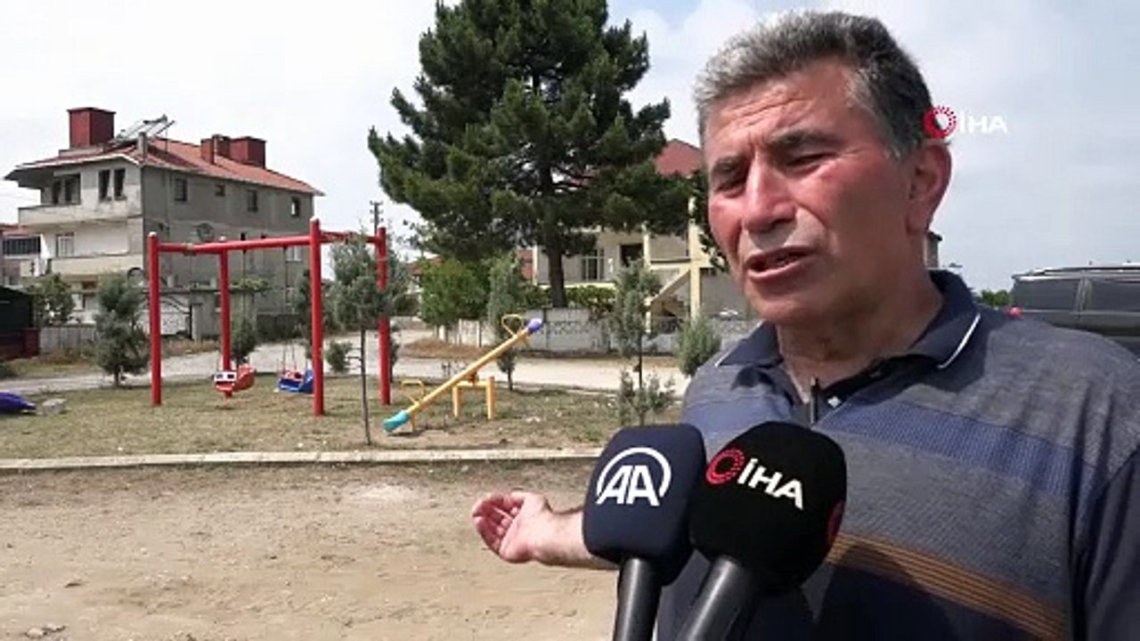 Çocuk parkı yanında sokak köpeklerinin saldırısına uğradı