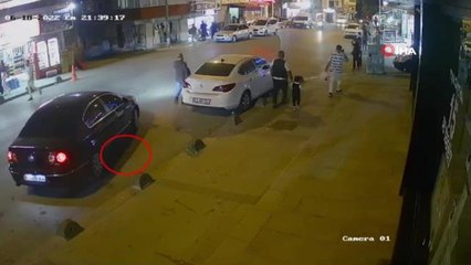 Son Dakika | Aracına binerken düşürdüğü telefon çalındı, o anlar kameraya böyle yansıdı