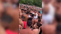 Havuzda olay! 100'den fazla göçmen birbirine girdi