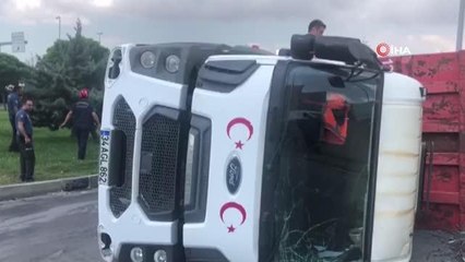 Avcılar'da hurda yüklü kamyon devrildi, hurdalar yola saçıldı