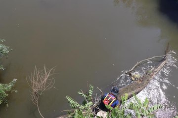 Edirne Sarayı'na bağlanan tarihi köprüde su akışını engelleyen kütükler temizlendi