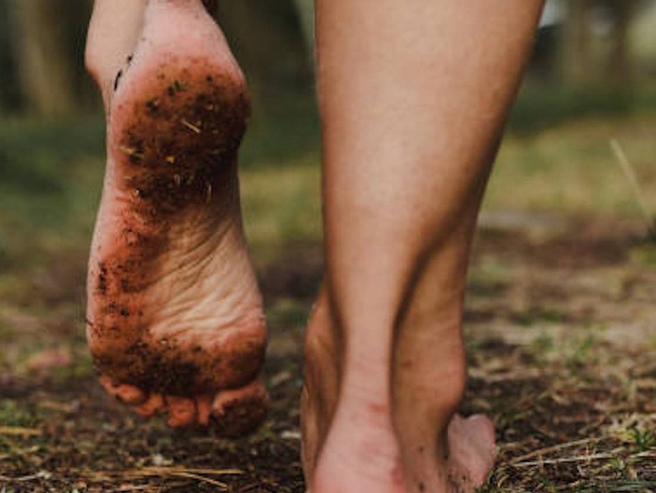 Schuhe aus! Deshalb solltest du Barfußwandern ausprobieren