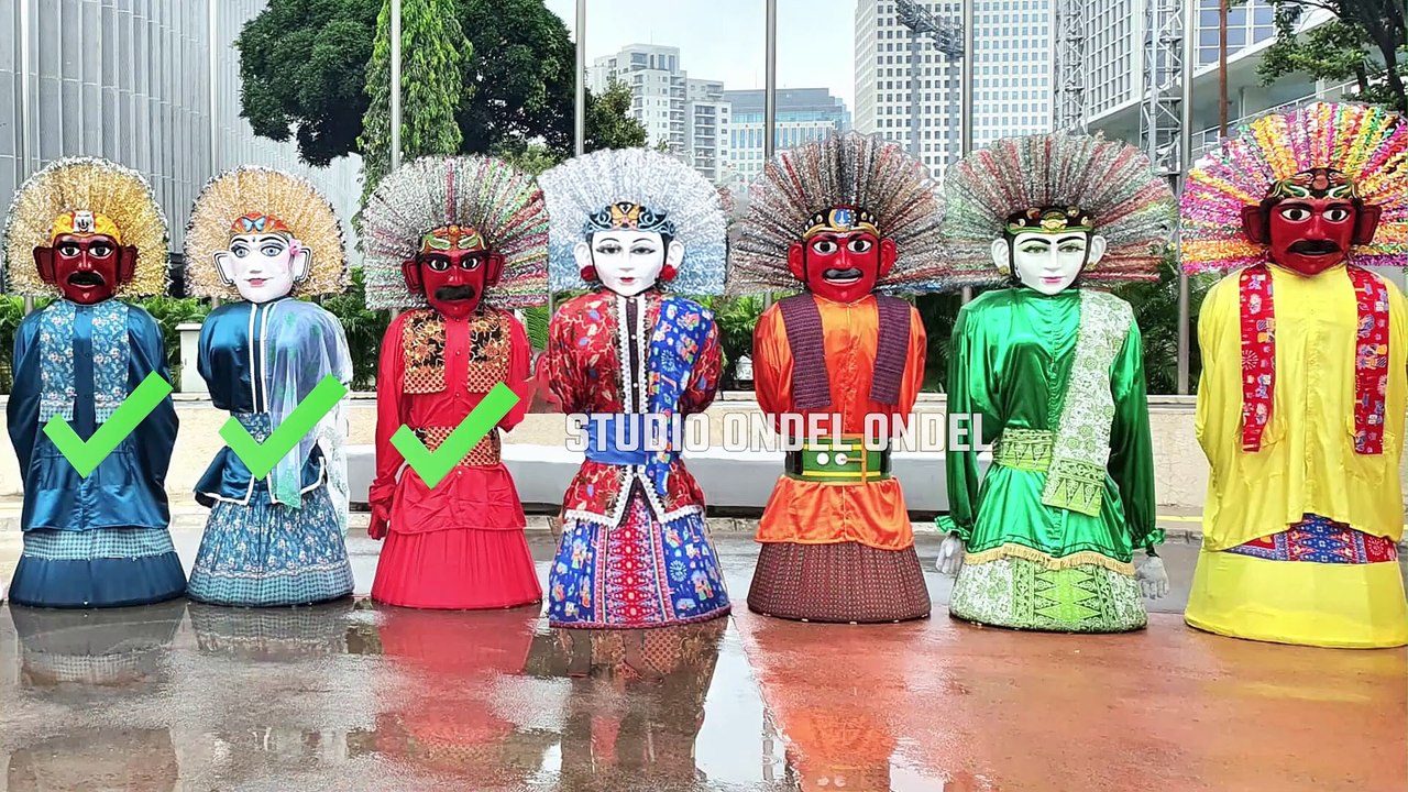 Grup-Ondel-Ondel-Betawi-Berkumpul-di-Lapangan-Mona
