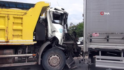 3 araç feci şekilde kaza yaptı: Yaralılar var