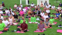 Namaste! Praktizierende weltweit feiern den 8. Internationalen Yogatag