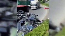 İstanbul'da hurda yüklü kamyon devrildi