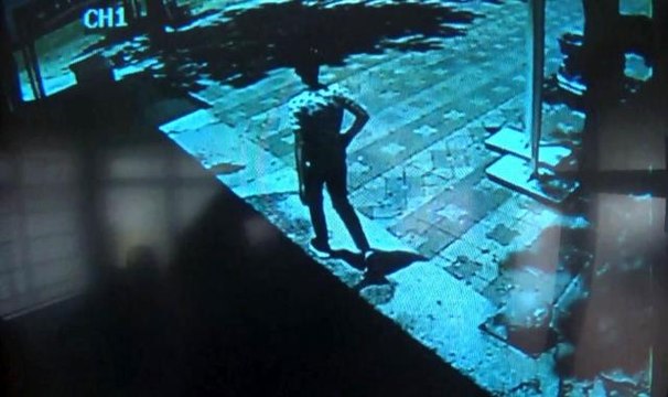 Camide pes dedirten hırsızlık! Cemaat namazdayken sinekliği açıp çantayı böyle çaldı