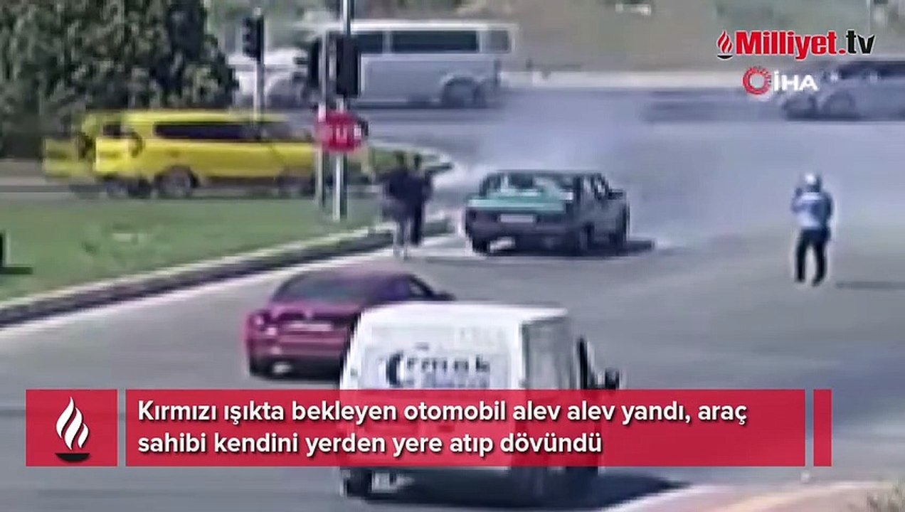 Kırmızı ışıkta bekleyen otomobil alev alev yandı