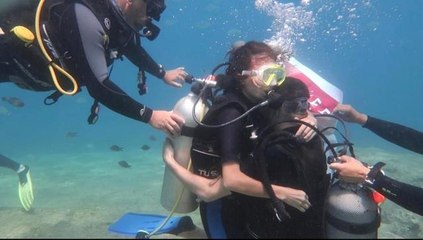 Deniz altında afişli evlilik teklifi