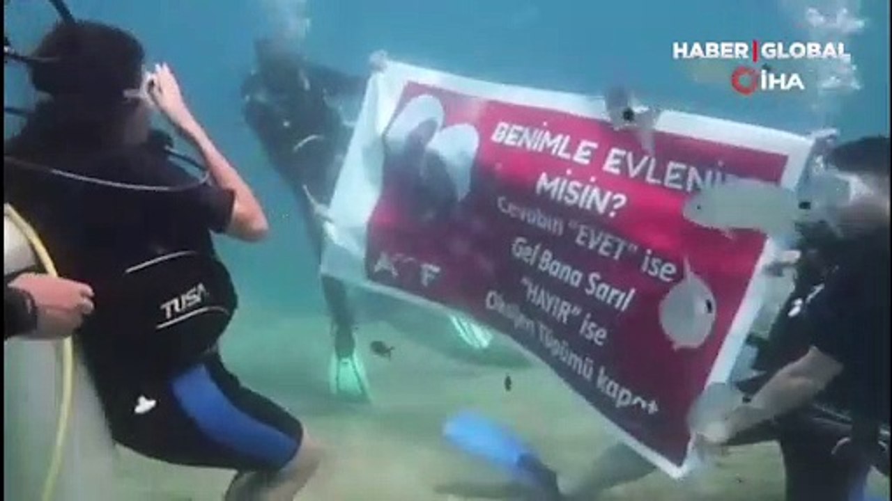 Deniz altında afişli evlilik teklifi: "Evet” ise gel bana sarıl “Hayır” ise oksijen tüpünü kapat