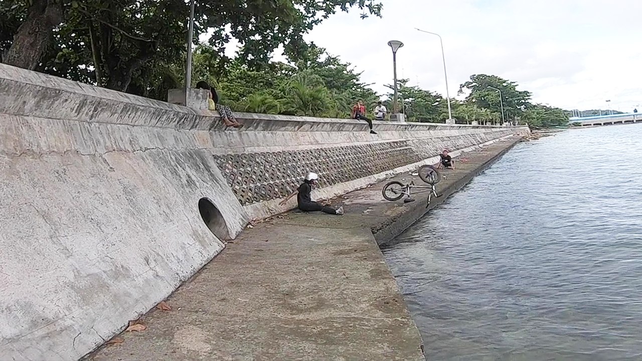 'BMX rider discovers that his bicycle can 'swim' after jump stunt goes wrong '