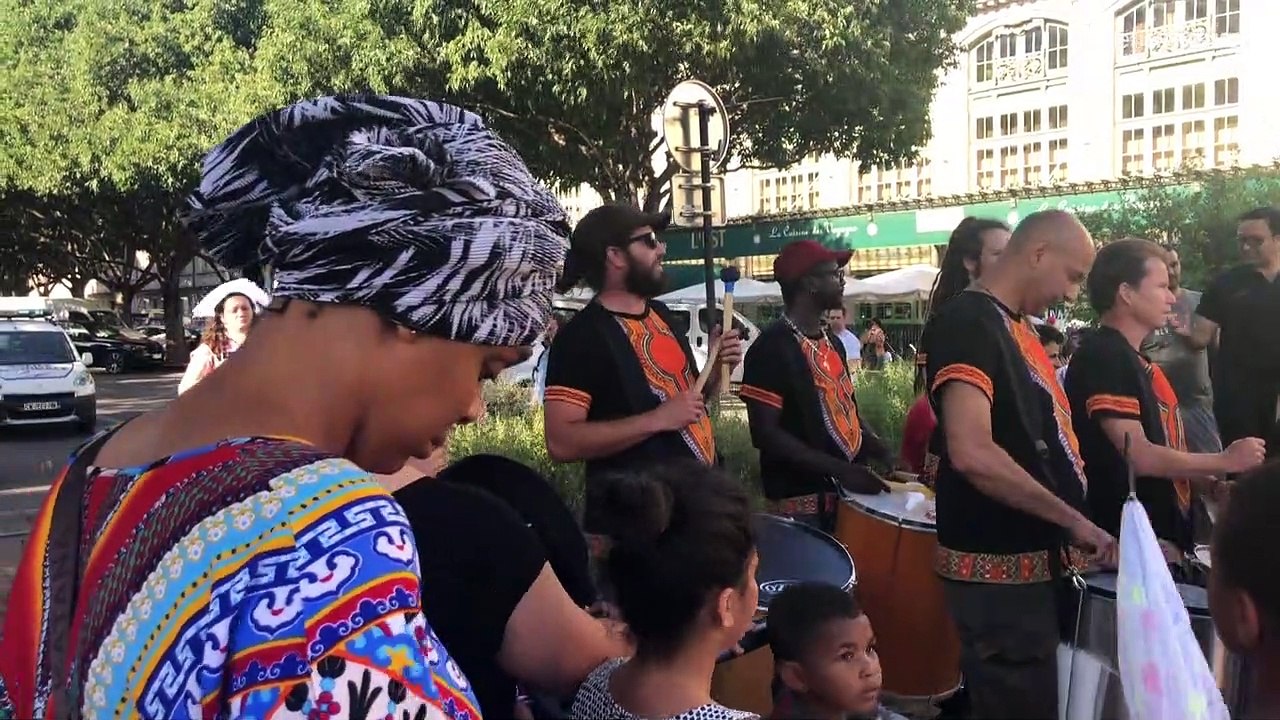 Forum Réfugiés rassemble plusieurs centaines de personnes pour la Marche des parapluies à Lyon