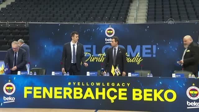 Fenerbahçe Beko'da başantrenörlüğe getirilen Itoudis için imza töreni düzenlendi