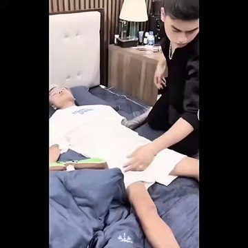 Rộ clip Đạt Villa đổ bệnh hậu chia tay bạn gái, được bạn bè khuyên: Buồn nốt hôm nay thôi nhé