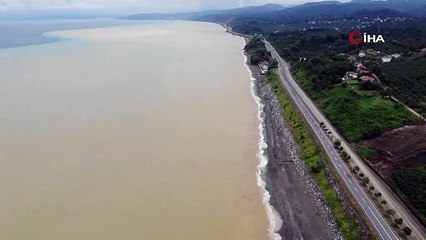 Sağanak yağış Karadeniz’in rengini değiştirdi