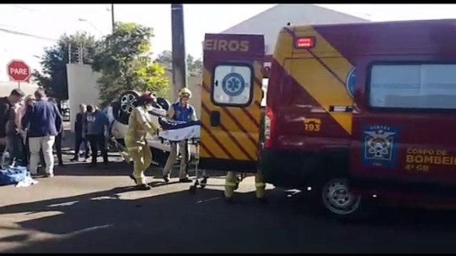Colisão seguia de capotamento é registrada na Rua Nereu Ramos, em Cascavel
