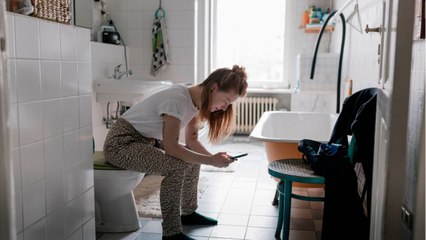 Sans savoir qu'elle est enceinte, elle accouche en se rendant aux toilettes pour une envie pressante