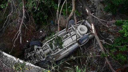 GÜMÜŞHANE - Dere yatağına düşen kamyonetteki 4 maden işçisi yaralandı