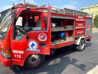 Minibüsün içinde sıkışan kediyi itfaiye kurtardı