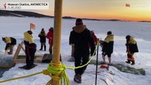 ویدئو؛ شیرجه در آب‌های یخ‌زده قطب جنوب همزمان با آغاز زمستان در نیمکره جنوبی