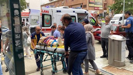 Erzincan'da başına çatı parçası düşen kadın yaralandı