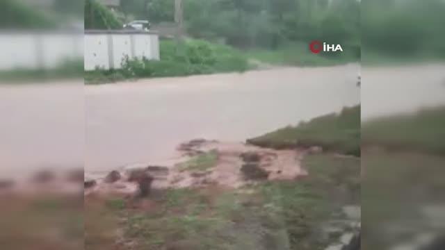Zonguldak-Düzce yolu sel nedeniyle trafiğe kapandı