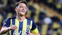 Mesut Özil, Fenerbahçe'de kaldı! Sosyal medyadan yaptığı açıklamaya tepki yağıyor