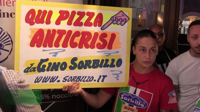 Napoli, folla in via Tribunali in risposta a Briatore: Pizza piatto popolare