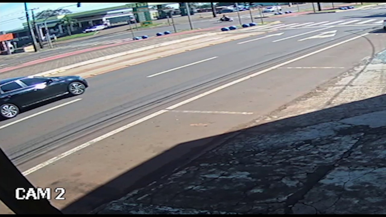 Nova câmera mostra força de impacto entre carro e moto na Barão do Rio Branco