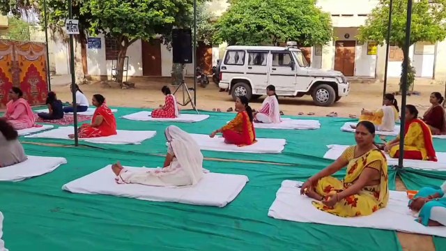 सेहत के लिए गांव से शहर तक लोगों ने एक घंटे किया योग