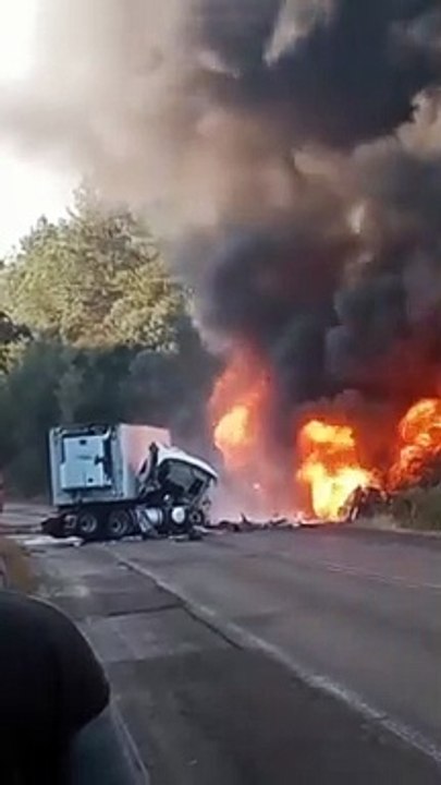 Vídeo: Duas pessoas morrem em explosão de caminhão de combustível em SC