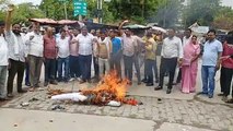 VIDEO: राहुल गांधी पर ED की कार्रवाई के विरोध में कांग्रेस कार्यकर्ताओं का हल्ला बोल, पुतला फूंका