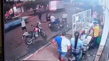 Cámara de seguridad graba intento de robo de motocicleta y muerte de uno de los delincuentes