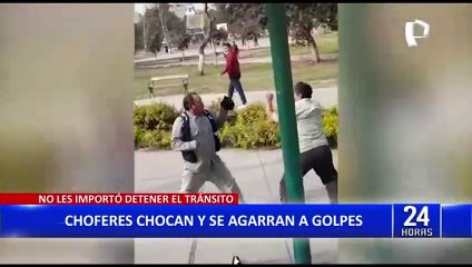 Choferes se agarran a golpes tras chocar sus vehículos