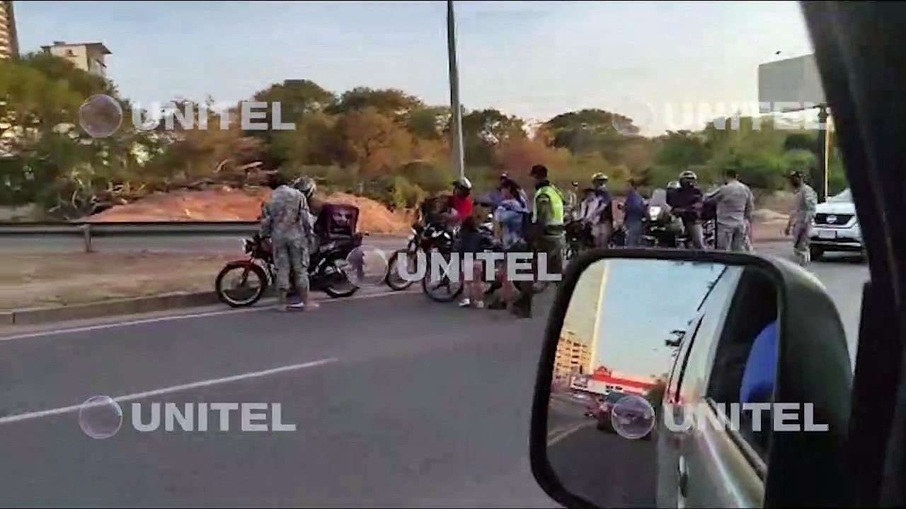 Control policial en el ingreso y salida al puente del Urubó, tras reportar un enfrentamiento con disparos de arma de fuego.