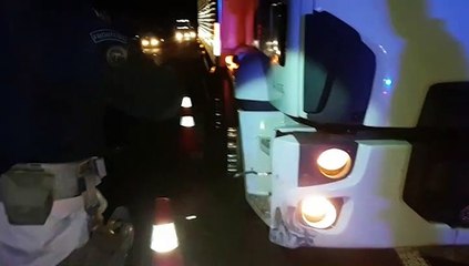 Hilux tomba após colisão na BR-369 em Cascavel