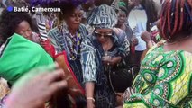Cameroun : le ndop, tissu autrefois sacré mais aujourd'hui menacé