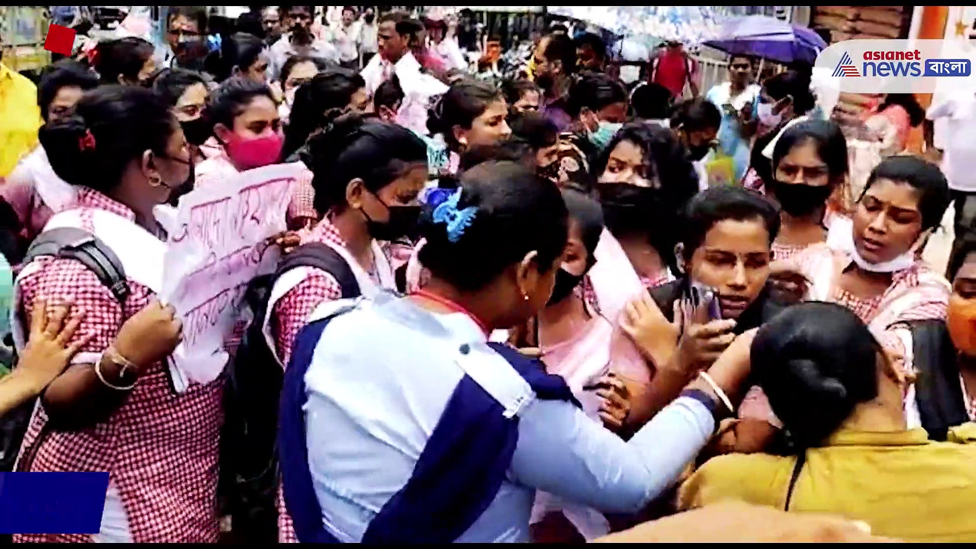 'ফেলু' ছাত্রীদের পথ অবরোধ, বারাসতে ৩৫ নম্বর জাতীয় সড়ক আটকে পাশ করিয়ে দেওয়ার দাবি 