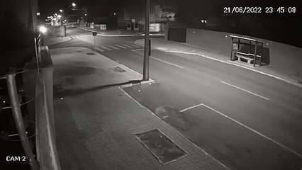 Imagem flagra colisão entre Kombi e moto que resultou em morte no Jardim Itália