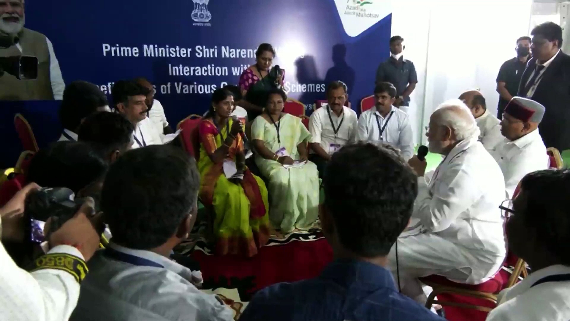 पीएम मोदी ने मैसूर में सरकारी योजनाओं के लाभार्थियों से की मुलाकात, देखिए Video प्रधानमंत्री से क्या कहा... 