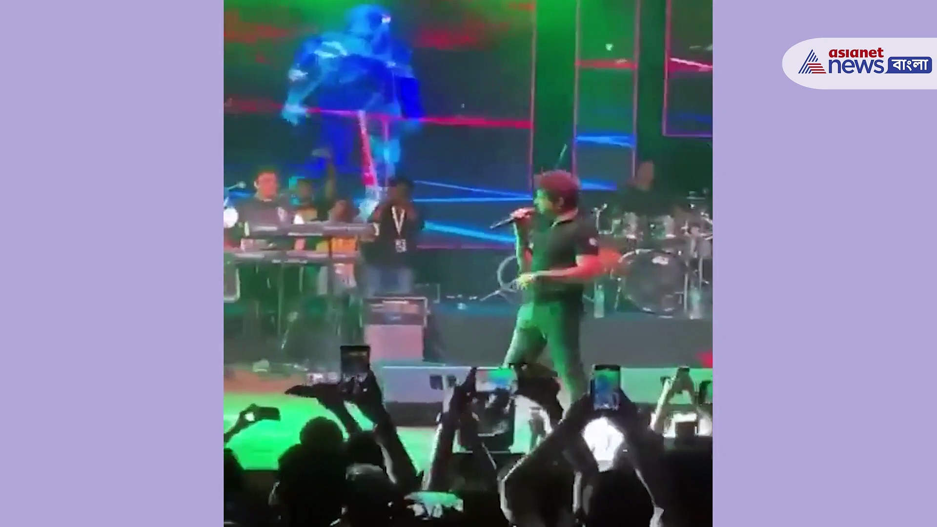 মঞ্চে অসুস্থ, স্টেজ থেকে নিয়ে যাওয়া হচ্ছে কেকে-কে