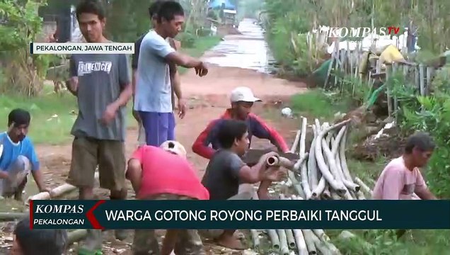 Warga Gotong Royong Perbaiki Tanggul