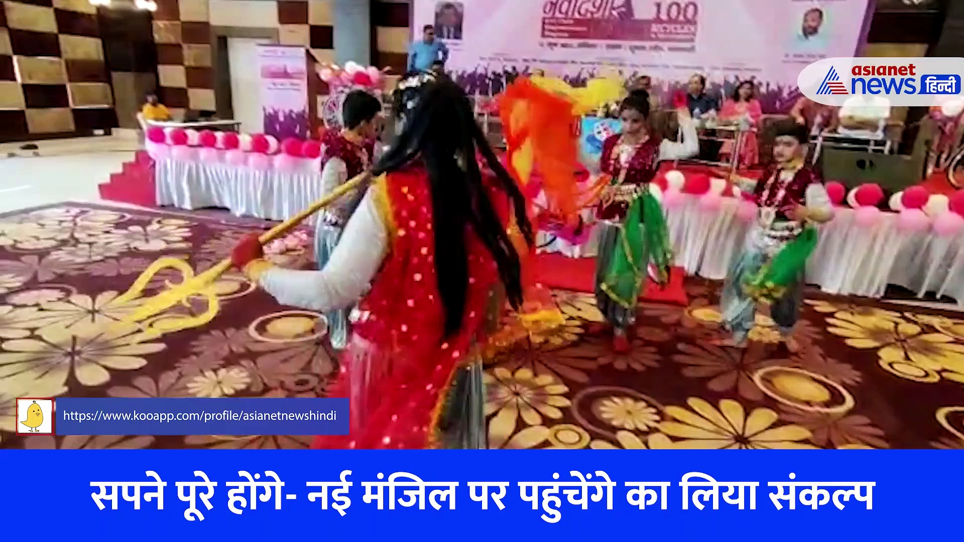 गुलाबी ड्रेस में गुलाबी साइकिलें मिलीं तो खिले गए छात्राओं के चेहरे... संभाले नहीं संभली खुशी, देखें Video