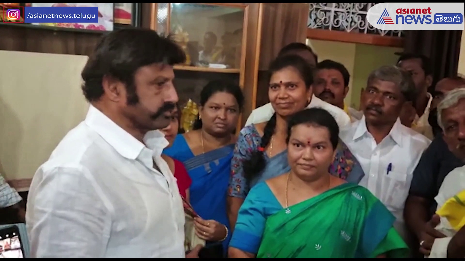 హిందూపురంలో టిడిపి, వైసిపి ఘర్షణ... పరామర్శకు వెళ్లిన బాలకృష్ణను అడ్డుకున్న పోలీసులు 