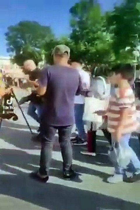 Ahsen TV muhabiri Bülent Yapraklıoğlu ve kameramanı Eminönü’nde dayak yedi. -